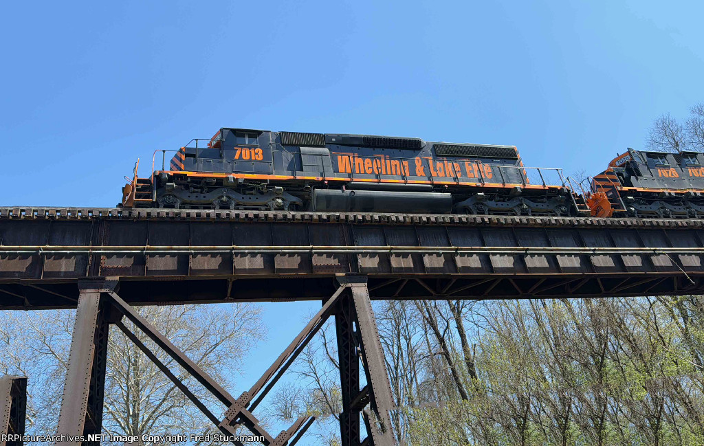 WE 7013 pulls the empties across Cascade Locks Trestle.